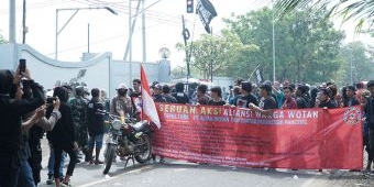 Blokir Jalan Pantura, Ratusan Warga Wotan Gresik Tuntut PT Avia Avian Penuhi 9 Tuntutan