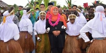 Kunjungi Maibo, Gubernur Khofifah Siap Jadi Ibu Asuh Anak-Anak yang Mau Bersekolah di Jatim