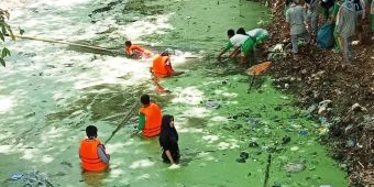 Peduli Lingkungan, Warga dan Relawan di Pamekasan Bersih-bersih Sungai, Selokan, dan Jalan