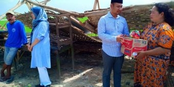 Bantu Korban Puting Beliung, Kang Yudi Berikan Paket Sembako