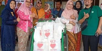 Peringati Hari Ibu, RW 12 Kelurahan Manukan Kulon Gandeng PKK Bagikan Paket Sembako Madani ke Lansia