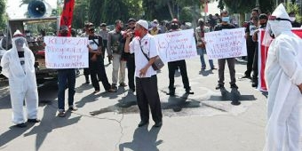 Dianggap Tumpul Tangani Kasus Korupsi, Kejari Jombang Didemo Projo Ber-APD Lengkap