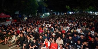 dibuka-shalawatan-warga-kediri-nobar-timnas-indonesia-vs-china-sambil-takbiran