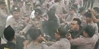Demo Tuntut Tambang Ilegal dan Curanmor di Mapolres Bangkalan Ricuh, Massa Bentrok dengan Polisi