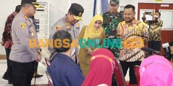 Kapolda Jatim Bersama Bupati Gresik Tinjau Gebyar Vaksinasi Booster