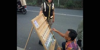 Satpol PP Kota Malang Obrak Penjual Jasa Penukaran Uang di Pinggir Jalan