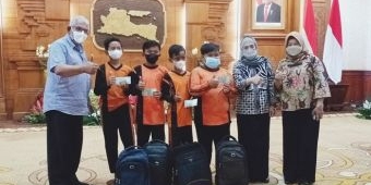 Apresiasi Rasa Cinta Anak-Anak kepada Kepala Negara, Gubernur Jatim Undang 4 Siswa SD ke Grahadi