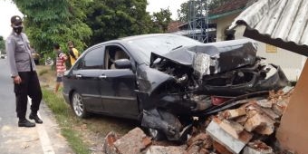 Mobil Dinas Pengadilan Negeri Trenggalek Alami Kecelakaan di Wonodadi Blitar
