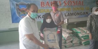 Ika-Snesa Lamongan Salurkan 3 Ton Beras Kepada Warga Terdampak Covid-19