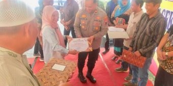 Polsek Wonokromo Beri Penghargaan ke Warga yang Halau Perusuh