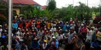Dilarang Beroperasi, Ratusan Penarik Bentor di Tuban Geruduk Mapolsek