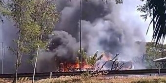 Bus Akas Habis Terbakar di Tol Sidoarjo