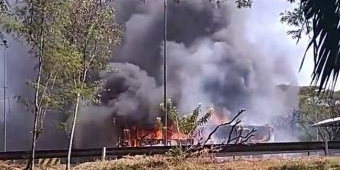 ​Bus Akas Habis Terbakar di Tol Sidoarjo