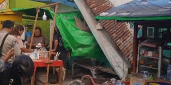 Gempa 6,8 SR, Dua Rumah di Surabaya Ambruk