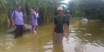 Jemput Bola, Dinkes Bojonegoro Datangi Korban Banjir yang Terisolir