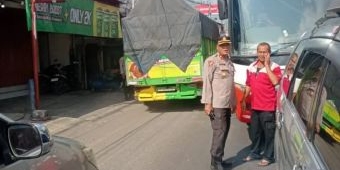 Polsek Babat Tangani Kemacetan Dampak Laka di Widang Tuban, Arus Berangsur Normal