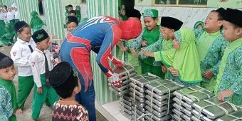 Spiderman Meriahkan Program MBG di MI Bustanul Ulum Jombang