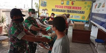 Gandeng Yayasan Buddha Tzu Chi, Koramil 0830/05 Tandes Bagi Ratusan Paket Sembako