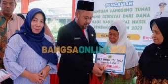 Bupati Gresik Salurkan BLT DBHCHT 2023 Sebesar Rp4 Miliar