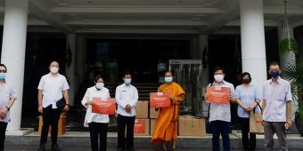 Peduli Tenaga Medis, Keluarga Buddhayana Serahkan Ribuan APD ke Pemkot Surabaya