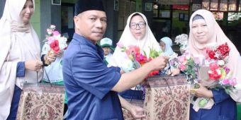 MI Labruk Kidul Sumbersuko Gelar Upacara Peringati Hari Guru Nasional
