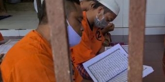 Mengaji, Jadi Pilihan Tahanan Polres Blitar Kota untuk Mengisi Bulan Ramadan dari Balik Jeruji Besi
