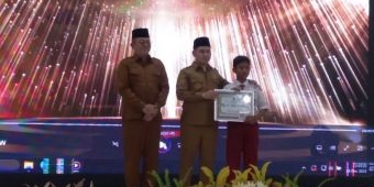 Serahkan Beasiswa dan Penghargaan Guru Favorit, Bupati Mojokerto Tegaskan Komitmen Sektor Pendidikan