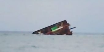 Usai Kandas, Tongkang Batu Bara Terguling dan Tenggelam di Perairan Mamburit Sumenep