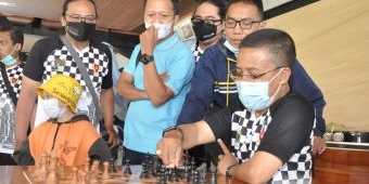 Siwo PWI Kota Batu Gelar Turnamen Catur di Taman Rekreasi Selecta