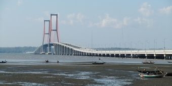 Seorang Pria Nekat Lompat dari Jembatan Suramadu, Diduga Coba Bunuh Diri