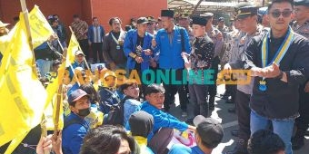 Serap Aspirasi Pendemo, Gus Barra Temui Massa Aksi