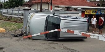 Mobil Terguling Usai Tabrak Palang Perlintasan di Ngawi, KAI Daop 7 Tegaskan Keselamatan
