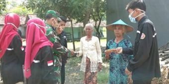 Bantu Pencegahan Covid-19, Karang Taruna Bhakti Persada Tuban Bagi-bagi Masker kepada Warga