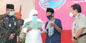 Hari HAM se-Dunia, Gubernur Khofifah-BPN Jatim Beri 239 Sertifikat Tanah Korban Konflik Sampang 