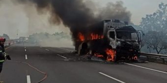 Truk Paket Terlalap Api di Tol Cipali, Kerugian Ditaksir Sentuh Angka Rp1 Miliar