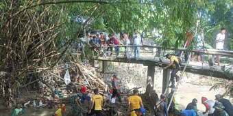 Akses Warga Terputus, Polsek Bluluk Lamongan Bersama Warga Bangun Jembatan Darurat