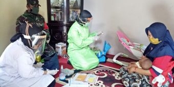 Peduli Kesehatan Balita di Tengah Corona, Bidan di Tuban Berikan Imunisasi Keliling Desa