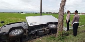 Tie Rod Patah, Pikap Tabrak Sepeda Motor di Jalan Raya Nganjuk - Surabaya