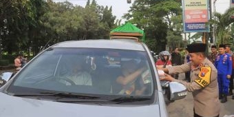 Meriahkan Ramadhan, Polres Probolinggo Bagi-bagi Takjil Sambil Buka Samsat dan Sim Keliling