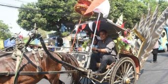 Ikuti Parade Budaya Tosaren Tradisional Fenomenal, Wali Kota Kediri Naik Delman