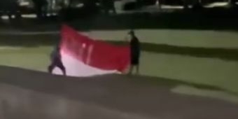 Coret Bendera Merah Putih Bertuliskan 'RKUHAP', Dua Pemuda di Bali Dituntut 6 Bulan Penjara