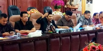 Dewan Gerilya Tanda Tangan Interpelasi