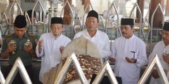 Peringati HUT Pemkab Gresik ke-45, Bupati Sambari Pimpin Ziarah ke Makam Waliyullah