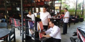 Tingkatkan Minat Baca Masyarakat, Perpustakaan Umum Pamekasan Taruh Buku di Cafe-cafe