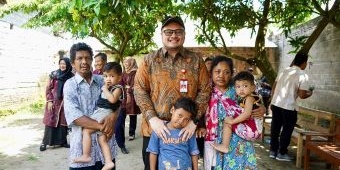 Bupati Kediri Bantu Nenek Pengasuh 3 Cucu di Kandat