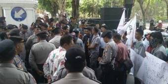 Bakorwil Pamekasan Didemo Gempa, Tanyakan Hasil Penjualan Tiket Karapan Sapi