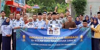 Imigrasi Pamekasan Berbagi Takjil untuk Masyarakat saat Ramadhan 2023