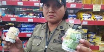 Petugas Gabungan di Blitar Temukan Makanan Kadaluarsa Saat Sidak Mamin