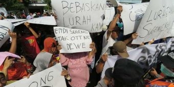 Minta Kadesnya Dibebaskan, Warga Desa Kesamben Demo Mapolres Jombang