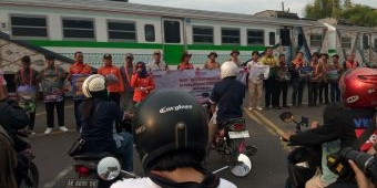 Peringati Harhubnas, KAI Daop 7 dan Dishub Kota Madiun Gelar Sosialisasi di Perlintasan Sebidang